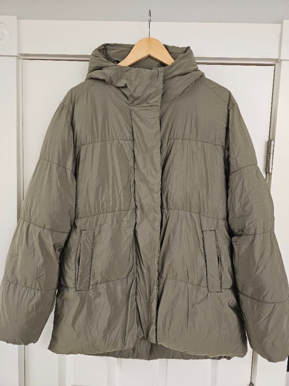 Old Navy Women's Oversized Puffer Jacket in Sage Green, full zip closure, hooded
